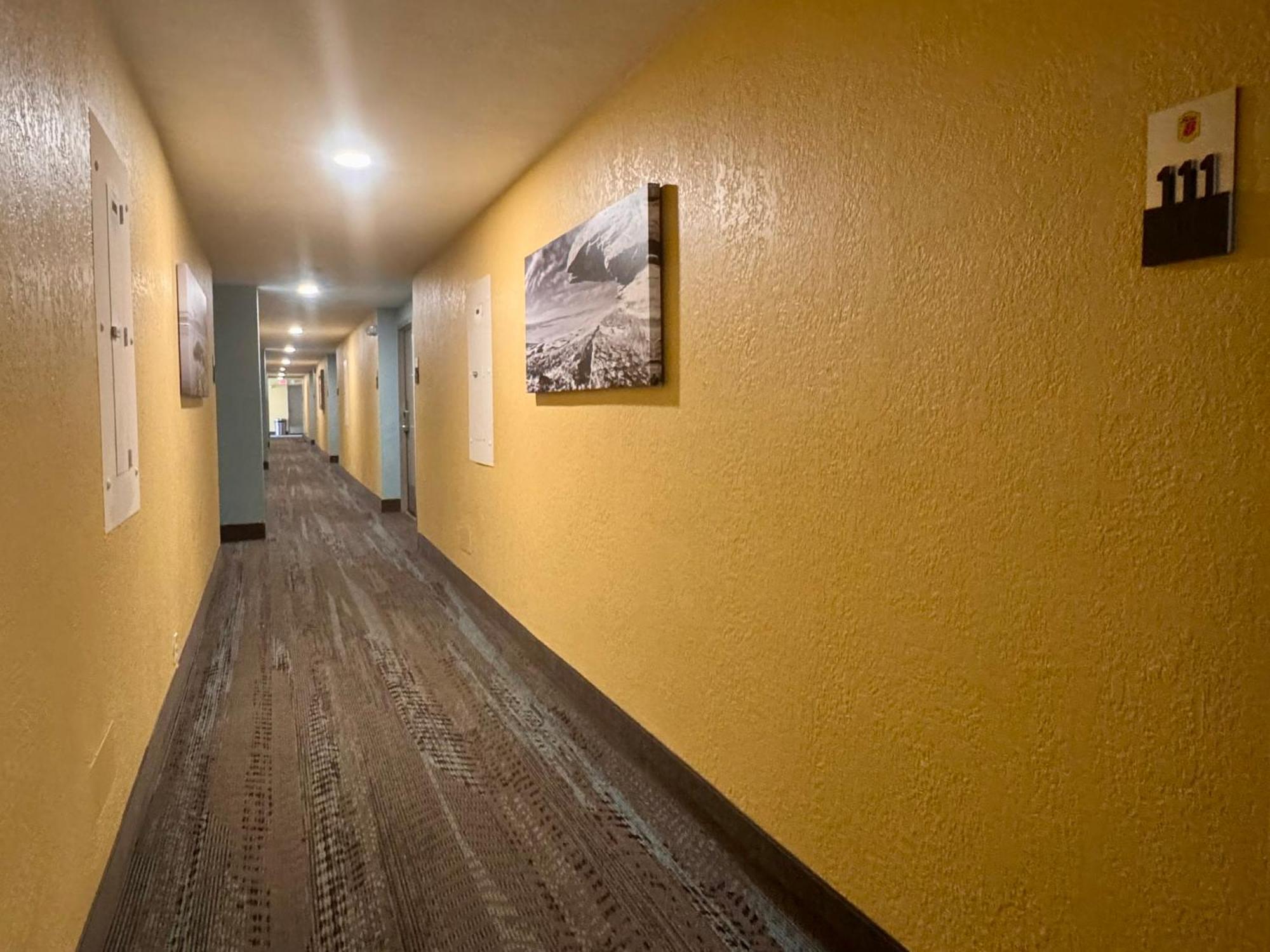 Super 8 By Wyndham Great Falls City Center Екстериор снимка