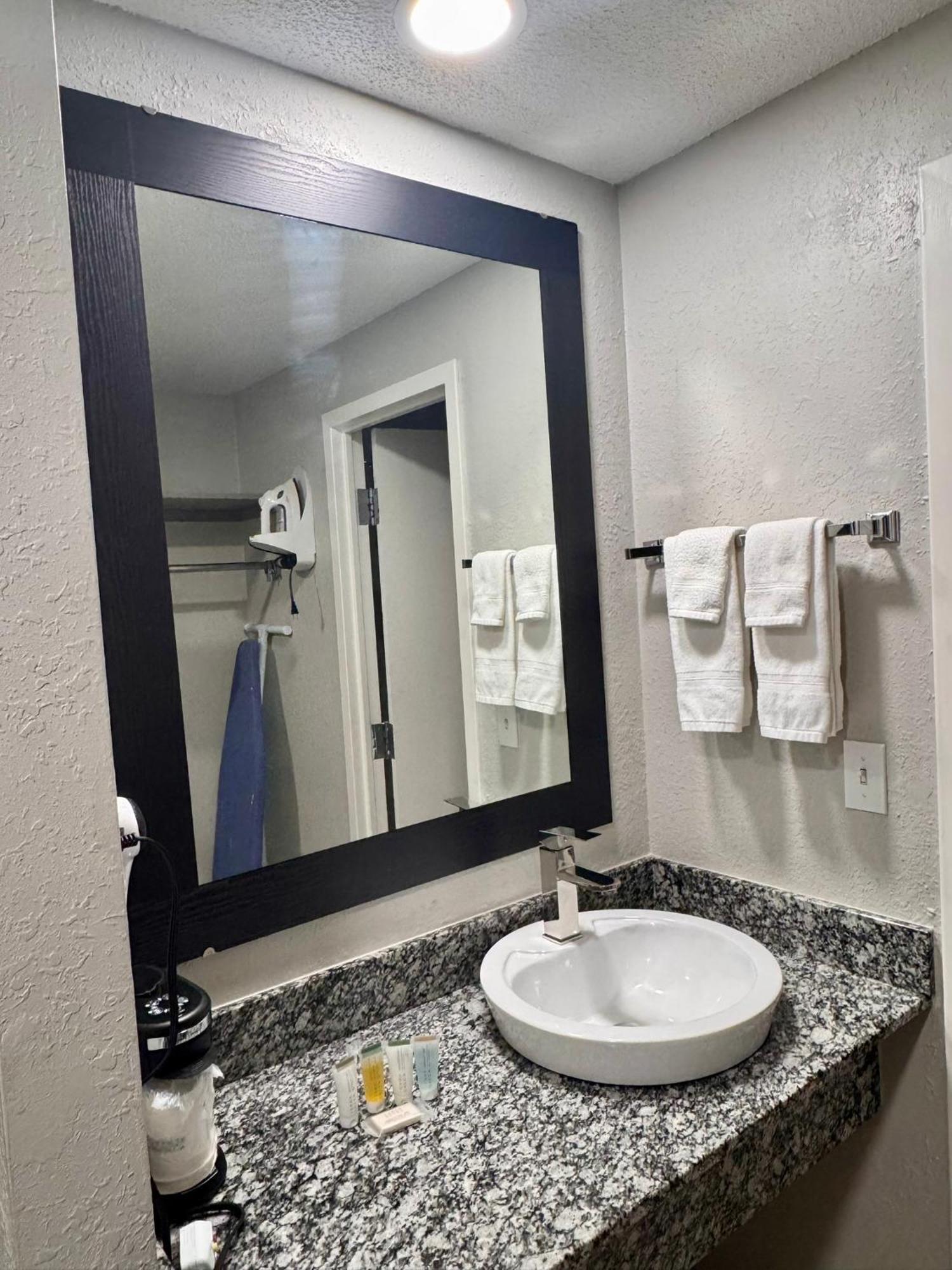 Super 8 By Wyndham Great Falls City Center Екстериор снимка